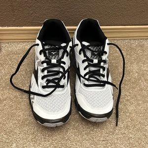 Mizuno women volleyball shoes. Black and white. Size 9.